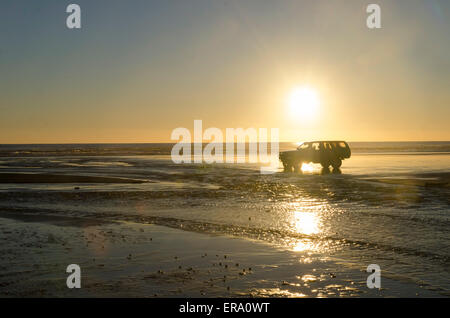 Mit dem Geländewagen Fahrzeug am Beach, Himatangi Beach, Manawatu, Nordinsel, Neuseeland Stockfoto