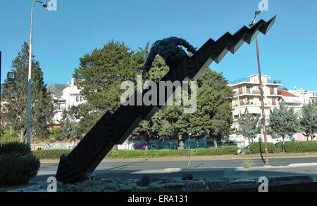 Athen. 14. Mai 2015. Foto aufgenommen am 14. Mai 2015 zeigt eine Ansicht der Skulptur "Krise" von 22 Jahre alten griechischen Autodidakt Tasos Nyfadopoulos in Athen, die Hauptstadt von Griechenland. Neben Vouliagmeni Avenue gelegen, nur wenige Kilometer vom Zentrum von Athen, die eindrucksvolle Skulptur, etwa 7 Meter lang und 4 Meter hoch, ist eine riesige Börsenindex, die auf dem Boden zermalmt und brach entzwei. Auf der Spitze ist ein Mann, wie der Index bricht zusammen zu fallen. © Athanasia Batziou/Xinhua/Alamy Live-Nachrichten Stockfoto