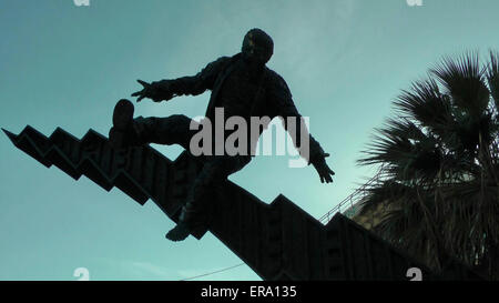 Athen. 14. Mai 2015. Foto aufgenommen am 14. Mai 2015 zeigt eine Ansicht der Skulptur "Krise" von 22 Jahre alten griechischen Autodidakt Tasos Nyfadopoulos in Athen, die Hauptstadt von Griechenland. Neben Vouliagmeni Avenue gelegen, nur wenige Kilometer vom Zentrum von Athen, die eindrucksvolle Skulptur, etwa 7 Meter lang und 4 Meter hoch, ist eine riesige Börsenindex, die auf dem Boden zermalmt und brach entzwei. Auf der Spitze ist ein Mann, wie der Index bricht zusammen zu fallen. © Athanasia Batziou/Xinhua/Alamy Live-Nachrichten Stockfoto