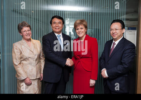 Glasgow, Schottland. 29. Mai 2015. Schottlands erster Minister, Nicola Sturgeon MSP (Mitte rechts) abgebildet ist, mit dem Präsidenten der chinesischen Akademie der Wissenschaften, Professor Chunli Bai (Mitte links), Präsident der Royal Society of Edinburgh, Dame Jocelyn Bell Burnell (links), und Professor Tieniu Tan (rechts) anlässlich der Professor Bai besuchen nach Schottland, in dem er wurde eingeschrieben als Honorary Fellow der Royal Society of Edinburgh. Bildnachweis: GARY DOAK/Alamy Live-Nachrichten Stockfoto