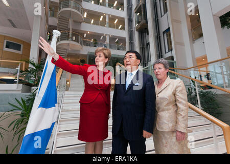 Glasgow, Schottland. 29. Mai 2015. Schottlands erster Minister, Nicola Sturgeon MSP (links), mit dem Präsidenten der chinesischen Akademie der Wissenschaften, Professor Chunli Bai (Mitte), abgebildet ist und Präsident der Royal Society of Edinburgh, Dame Jocelyn Bell Burnell (rechts), anlässlich des Professor Bai besuchen nach Schottland, bei denen er als Honorary Fellow der Royal Society of Edinburgh eingeschrieben war. Bildnachweis: GARY DOAK/Alamy Live-Nachrichten Stockfoto