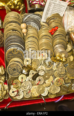 dh Temple Street YAU MA TEI HONGKONG Chinesische Glückliche alte alte Münzen Straßenmarkt Stall Glück Geld Glück Vermögen Münze Silber Stockfoto