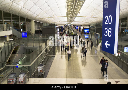 Dh Flughafen Hongkong Chek Lap Kok Hong Kong Menschen Gates Gehweg concourse Abflüge hk Stockfoto