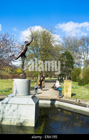 dh Rowntree Park YORK YORKSHIRE Menschen Rowntree Park Gärten Frau Und Kinderparks in großbritannien Stockfoto