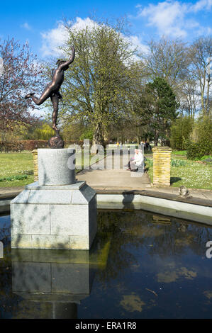 Dh Rowntree Park YORK YORKSHIRE Menschen sitzt auf der bank Gardens Park Eros statue Frühling uk Parks Stockfoto