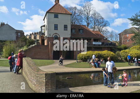 dh Rowntree Park YORK YORKSHIRE Leute beobachten Ente im Teich Stockfoto