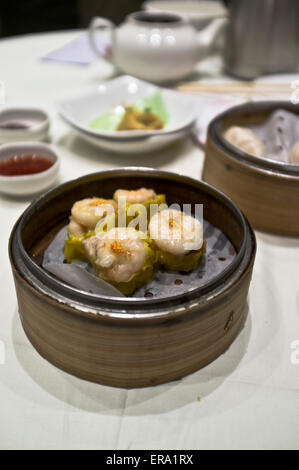 Dh Chinesische DIM SUM HONG KONG Dim Sum Frühstück prawn Bambus steamer Restaurant Dampfer Stockfoto