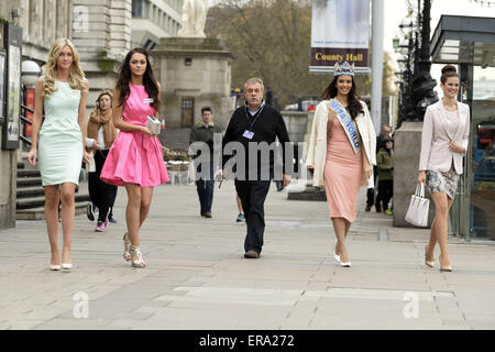 Miss World Wettbewerbe aus 120 Ländern an einem Fototermin im Marriot Hotel und über aussehende Westminster teilnehmen.  Mitwirkende: Miss Schottland Ellie McKeating, Miss Nordirland Rebekka Shirley, amtierende Miss World Megan Young Miss England Carina Tyrrell wo: London, Vereinigtes Königreich bei: Kredit-25. November 2014: Euan Cherry/WENN.com Stockfoto