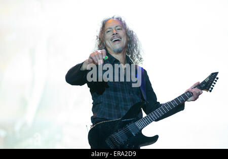 Gelsenkirchen, Deutschland. 29. Mai 2015. Kirk Hammett, Gitarrist der US metal Band Metallica, führt auf der Bühne beim Festival "Rock Im Revier" in der Veltins-Arena in Gelsenkirchen, Deutschland, 29. Mai 2015. Foto: Friso Gentsch/Dpa/Alamy Live News Stockfoto