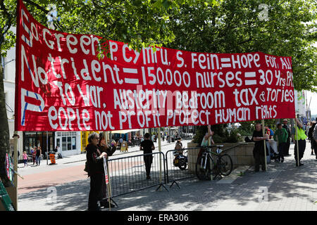 Bristol, UK. 30. Mai 2015. Protest gegen Sparpolitik in Bristol.  Ein riesiges Banner ist Erectyed in Bristol City Centre Credit: Rob Hawkins/Alamy Live News Stockfoto