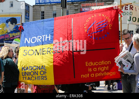 Bristol, UK. 30. Mai 2015. Protest gegen Sparpolitik in Bristol.  Mitglieder der Gewerkschaft beitreten Demonstration gegen die Kürzungen Credit: Rob Hawkins/Alamy Live News Stockfoto