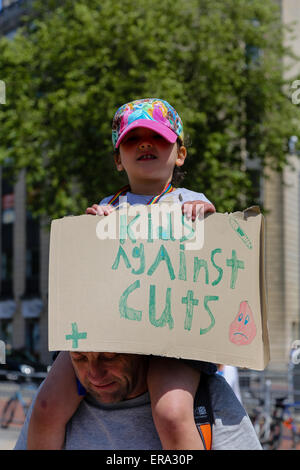 Bristol, UK. 30. Mai 2015. Protest gegen Sparpolitik in Bristol.  Kinder werden ihre Eltern protestieren Credit: Rob Hawkins/Alamy Live News Stockfoto