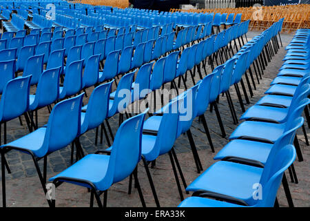 Leere Plastikstühle in Reihen für Konzert im freien eingerichtet Stockfoto