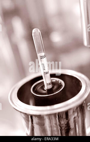 Alkoholmeter in Alkohol in handwerklichen Brennerei schweben. Vertikale Sepia Farbfoto in Key West Schnapsbrennen, Florida, USA Stockfoto