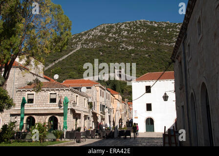 KROATIEN; STON;   CAFE UND PLATZ UNTERHALB DER MAUERN Stockfoto