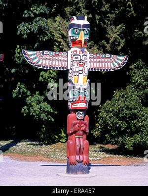 Bunter Totempfahl im Stanley Park, Vancouver, Britisch-Kolumbien, Kanada. Stockfoto