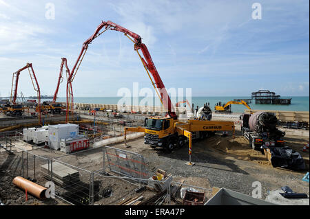 Auf der Baustelle von Brighton BA i360 Pumpe großen Ausleger konkrete aus einem Betonmischer-LKW. Der Beton wird der Keller und Fundamente für die i360 Turm bilden. Während des Prozesses wurden rund 2.640 Tonnen Beton per LKW zur Baustelle geliefert. Stockfoto