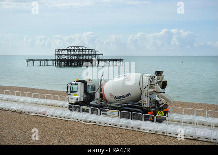 Auf der Baustelle von Brighton BA i360 verwendet ein Betonmischer-LKW eine temporäre Straße am Strand, um Beton auf der Baustelle zu liefern. Der Beton wird der Keller und Fundamente für die i360 Turm bilden. Während des Prozesses wurde rund 2.640 Tonnen Beton per LKW zur Baustelle geliefert. Stockfoto