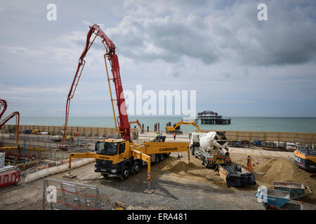 Auf der Baustelle von Brighton BA i360 Pumpe großen Ausleger konkrete aus einem Betonmischer-LKW. Der Beton wird der Keller und Fundamente für die i360 Turm bilden. Während des Prozesses wurden rund 2.640 Tonnen Beton per LKW zur Baustelle geliefert. Stockfoto