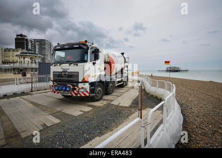 Auf der Baustelle von Brighton BA i360 verwendet ein Betonmischer-LKW eine temporäre Straße am Strand, um Beton auf der Baustelle zu liefern. Der Beton wird der Keller und Fundamente für die i360 Turm bilden. Während des Prozesses wurde rund 2.640 Tonnen Beton per LKW zur Baustelle geliefert. Stockfoto