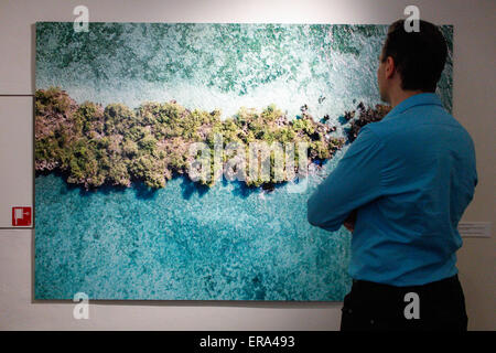 Turin, Italien. 29. Mai 2015. Ein Mann beobachtet die Gemälde an der Wand. "Sulla Rotta Delle Spezie" ist die Ausstellung, mit 73 Fotos, MAO, in Zusammenarbeit mit National Geographic Italien beherbergt. © Elena Aquila/Pacific Press/Alamy Live-Nachrichten Stockfoto