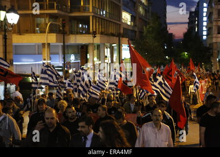 Athen, Griechenland. 29. Mai 2015. Die Golden Dawn-Rallye marschiert in das griechische Parlament. Rechtsradikale Partei Golden Dawn Kundgebung eine in Athen, Erinnerung an dem Fall von Konstantinopel und dem Tod des letzten byzantinischen Kaisers Constantine XI Palaiologos im Jahre 1453. Seine Legende erklären, dass er Constantinople für das Christentum wieder erobern wird. © Michael Debets/Pacific Press/Alamy Live-Nachrichten Stockfoto