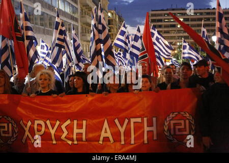 Athen, Griechenland. 29. Mai 2015. Die Golden Dawn-Rallye marschiert in das griechische Parlament. Rechtsradikale Partei Golden Dawn Kundgebung eine in Athen, Erinnerung an dem Fall von Konstantinopel und dem Tod des letzten byzantinischen Kaisers Constantine XI Palaiologos im Jahre 1453. Seine Legende erklären, dass er Constantinople für das Christentum wieder erobern wird. © Michael Debets/Pacific Press/Alamy Live-Nachrichten Stockfoto