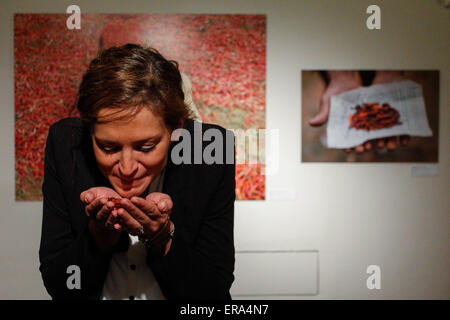 Turin, Italien. 29. Mai 2015. Eine Mädchen schnüffelt Chili. "Sulla Rotta Delle Spezie" ist die Ausstellung, mit 73 Fotos, MAO, in Zusammenarbeit mit National Geographic Italien beherbergt. © Elena Aquila/Pacific Press/Alamy Live-Nachrichten Stockfoto