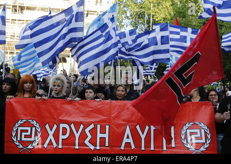 Athen, Griechenland. 29. Mai 2015. Golden Dawn Sympathisanten hören die Reden halten griechische und Golden Dawn Fahnen und Banner. Rechtsradikale Partei Golden Dawn Kundgebung eine in Athen, Erinnerung an dem Fall von Konstantinopel und dem Tod des letzten byzantinischen Kaisers Constantine XI Palaiologos im Jahre 1453. Seine Legende erklären, dass er Constantinople für das Christentum wieder erobern wird. © Michael Debets/Pacific Press/Alamy Live-Nachrichten Stockfoto