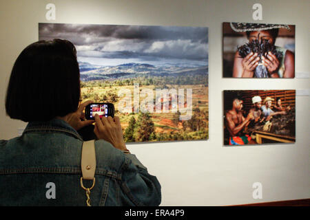 Turin, Italien. 29. Mai 2015. Eine Frau nimmt ein Foto eines Werkes. "Sulla Rotta Delle Spezie" ist die Ausstellung, mit 73 Fotos, MAO, in Zusammenarbeit mit National Geographic Italien beherbergt. © Elena Aquila/Pacific Press/Alamy Live-Nachrichten Stockfoto