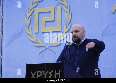 Athen, Griechenland. 29. Mai 2015. Golden Dawn MP (Member Of Parliament) Ilias Panagiotaros befasst sich mit die Rallye. Rechtsradikale Partei Golden Dawn Kundgebung eine in Athen, Erinnerung an dem Fall von Konstantinopel und dem Tod des letzten byzantinischen Kaisers Constantine XI Palaiologos im Jahre 1453. Seine Legende erklären, dass er Constantinople für das Christentum wieder erobern wird. © Michael Debets/Pacific Press/Alamy Live-Nachrichten Stockfoto