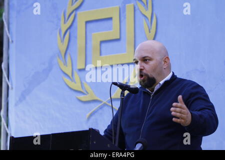 Athen, Griechenland. 29. Mai 2015. Golden Dawn MP (Member Of Parliament) Ilias Panagiotaros befasst sich mit die Rallye. Rechtsradikale Partei Golden Dawn Kundgebung eine in Athen, Erinnerung an dem Fall von Konstantinopel und dem Tod des letzten byzantinischen Kaisers Constantine XI Palaiologos im Jahre 1453. Seine Legende erklären, dass er Constantinople für das Christentum wieder erobern wird. © Michael Debets/Pacific Press/Alamy Live-Nachrichten Stockfoto