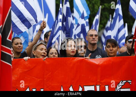 Athen, Griechenland. 29. Mai 2015. Golden Dawn Sympathisanten reden hören und Parolen schreien. Rechtsradikale Partei Golden Dawn Kundgebung eine in Athen, Erinnerung an dem Fall von Konstantinopel und dem Tod des letzten byzantinischen Kaisers Constantine XI Palaiologos im Jahre 1453. Seine Legende erklären, dass er Constantinople für das Christentum wieder erobern wird. © Michael Debets/Pacific Press/Alamy Live-Nachrichten Stockfoto