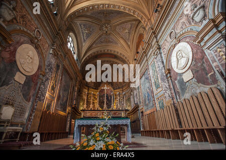 Italien Piemont Canavese Via Francigena Ivrea Kathedrale Mittelschiff und altair Stockfoto