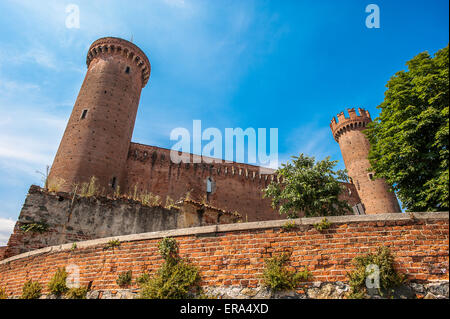 Italien Piemont Canavese Via Francigena Ivrea Schloss des XIV. Jahrhunderts; auch bekannt als das Schloss von den roten Türmen Stockfoto