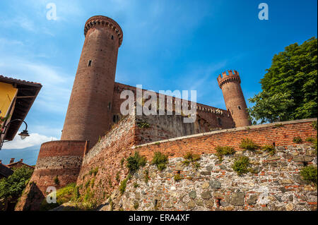 Italien Piemont Canavese Via Francigena Ivrea Schloss des XIV. Jahrhunderts; auch bekannt als das Schloss von den roten Türmen Stockfoto