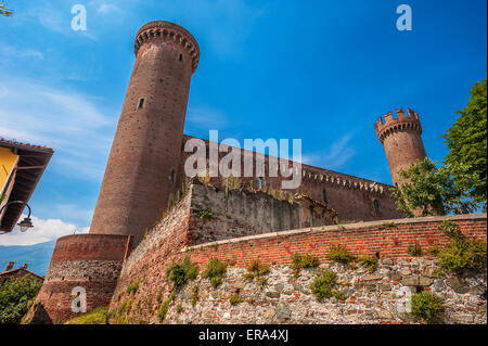 Italien Piemont Canavese Via Francigena Ivrea Schloss des XIV. Jahrhunderts; auch bekannt als das Schloss von den roten Türmen Stockfoto