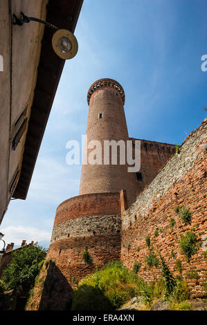 Italien Piemont Canavese Via Francigena Ivrea Schloss des XIV. Jahrhunderts; auch bekannt als das Schloss von den roten Türmen Stockfoto