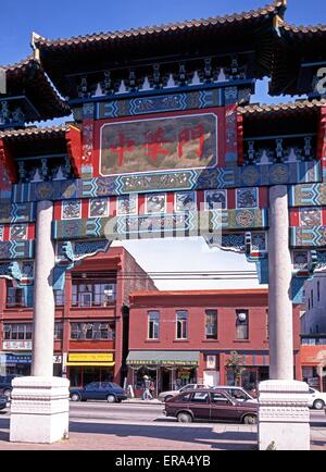 Blick durch das Chinatown Tor mit Geschäften auf der Rückseite, Vancouver, Britisch-Kolumbien, Kanada. Stockfoto