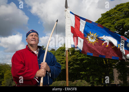 Archer mit heraldischer Gefechtsflagge in Hoghton, Lancashire, Großbritannien. Mai 2015. Mick Weaver, Bogenschütze bei der Nachstellung des Rosenkriegs von Sir John Saviles Household und der Gruppe aus dem 15. Jahrhundert. Hoghton Tower Preston verwandelte sich mit lebendigen Geschichtsausstellungen von Handwerkern, Soldaten und dem Alltag aus der Zeit von Elizabeth Woodville (die Weiße Königin) und Richard III Bekannt als Cousins-Krieg oder Krieg der Rosen war der dynastische Kampf zwischen den königlichen Haushalten von York und Lancaster, die jedes ihr Recht beanspruchten, über ihre Verbindungen zum angepeitschten Edward III. Zu herrschen Stockfoto