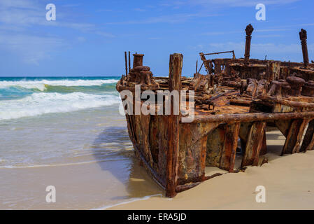 Schiffswrack am Strand an einem sonnigen Tag Stockfoto