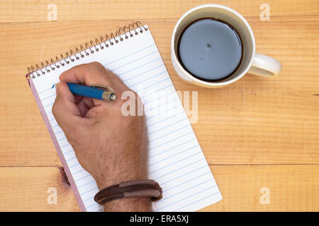 Langsam an Notizen, Kugelschreiber, Notizblock, Kaffee. Stockfoto