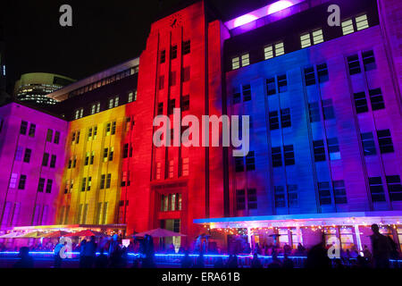 Das Festival Vivid Sydney 2015 Light Show beleuchtet die Fassade des Museums of Contemporary Art in the Rocks, Musik, Lichter und Ideen findet vom 22. Mai 2015 bis 8. juni in mehreren Stadtteilen von Sydney statt. Die Künstler Rebecca Baumann und Danny Rose Mechanised Colour Assemblage erstellen Sound- und Farbmaschinen, die Farbe und Form mithilfe von 3D-Mapping ändern. Stockfoto