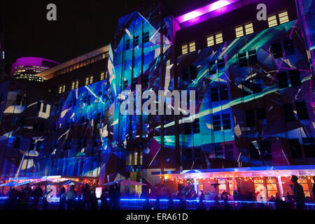 Das Festival Vivid Sydney 2015 Light Show beleuchtet die Fassade des Museums of Contemporary Art in the Rocks, Musik, Lichter und Ideen findet vom 22. Mai 2015 bis 8. juni in mehreren Stadtteilen von Sydney statt. Die Künstler Rebecca Baumann und Danny Rose Mechanised Colour Assemblage erstellen Sound- und Farbmaschinen, die Farbe und Form mithilfe von 3D-Mapping ändern. Stockfoto