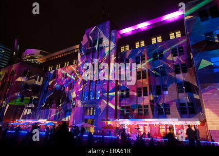 Das Festival Vivid Sydney 2015 Light Show beleuchtet die Fassade des Museums of Contemporary Art in the Rocks, Musik, Lichter und Ideen findet vom 22. Mai 2015 bis 8. juni in mehreren Stadtteilen von Sydney statt. Die Künstler Rebecca Baumann und Danny Rose Mechanised Colour Assemblage erstellen Sound- und Farbmaschinen, die Farbe und Form mithilfe von 3D-Mapping ändern. Stockfoto