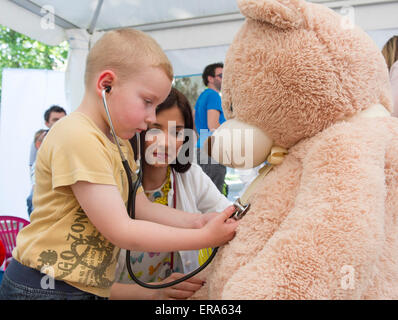 (150530)--Peking, 30. Mai 2015 (Xinhua)--ein Junge beteiligt sich an der Veranstaltung "Teddybär-Krankenhaus" Zrinjevac Park in Zagreb, Hauptstadt Kroatiens, am 30. Mai 2015. "Teddy-Bär-Krankenhaus" wird jährlich in Zagreb und andere kroatische Städte seit 2002 organisiert abzielt, Kindern die Angst vor Ärzten und Krankenhäusern zu zerstreuen. (Xinhua/Miso-Lisanin) Stockfoto