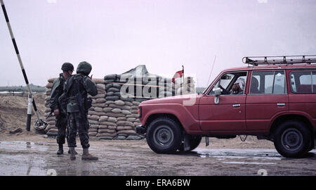 23. März 1991 einen nassen Nachmittag am Checkpoint Charlie, die Grenze der US-Armee Besetzung entlang der Straße Basra im Süden des Irak.