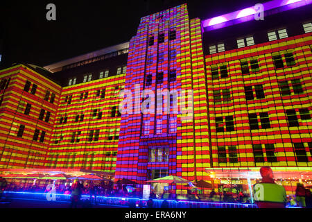 Vivid Sydney 2015 läuft Musik, Licht und Ideen-Festival vom 22. Mai 2015 bis 8 Juni in einer Reihe von Sydney Bezirke. Klang und Farbe Maschinen, die ändern ihre Farbe und Form durch 3D Mapping, schafft Künstler Rebecca Baumann und Danny Rose mechanisiert Farbe Assemblage. Stockfoto