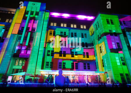 Das Festival Vivid Sydney 2015 Light Show beleuchtet die Fassade des Museums of Contemporary Art in the Rocks, Musik, Lichter und Ideen findet vom 22. Mai 2015 bis 8. juni in mehreren Stadtteilen von Sydney statt. Die Künstler Rebecca Baumann und Danny Rose Mechanised Colour Assemblage erstellen Sound- und Farbmaschinen, die Farbe und Form mithilfe von 3D-Mapping ändern. Stockfoto