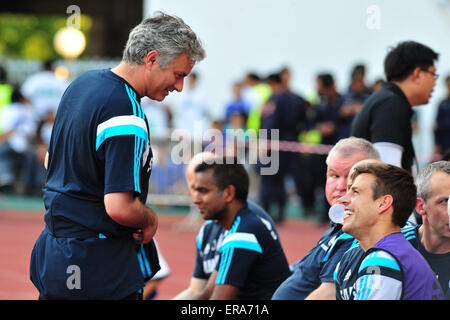 Bangkok, Thailand. 30. Mai 2015. Chelseas Manager Jose Mourinho (L) spricht mit seinem Spieler während eines Fußballspiels freundlich match gegen Thailands All-Star-Team im Rajamangala National Stadium in Bangkok, Thailand, 30. Mai 2015. Chelsea gewann 1: 0. Bildnachweis: Rachen Sageamsak/Xinhua/Alamy Live-Nachrichten Stockfoto